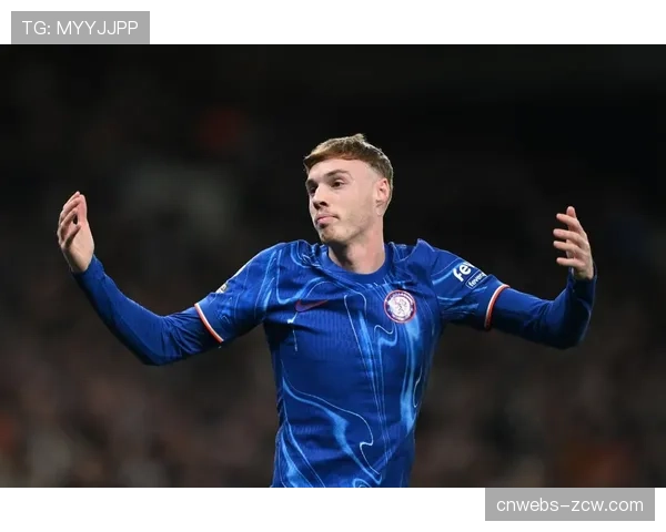 特写:帕尔默勺子点球命中后,冷静指向切尔西队徽 特写:帕尔默勺子点球命中后,冷静指向切尔西队徽