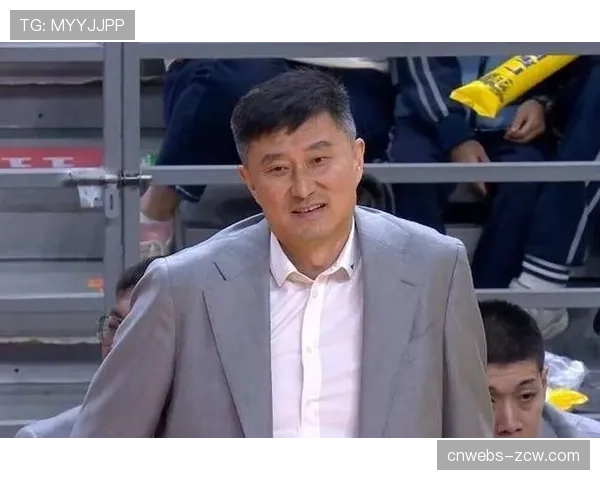 “老将周鹏接受采访，谈年龄增长后如何调整防守位置与时机选择”